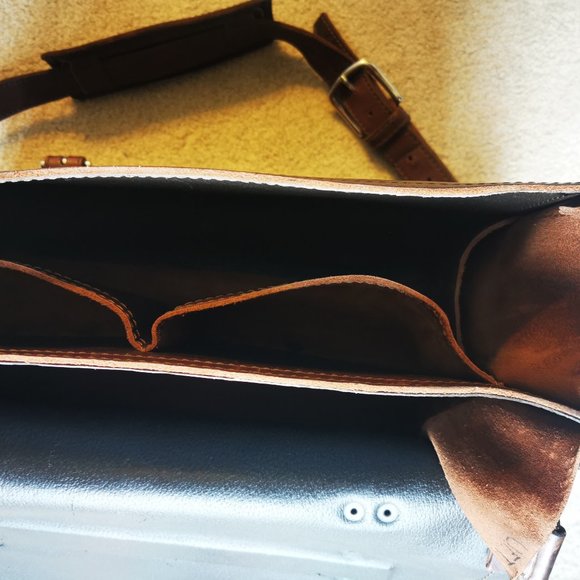 Saddleback Leather Large Briefcase in Chestnut - Picture 9 of 11